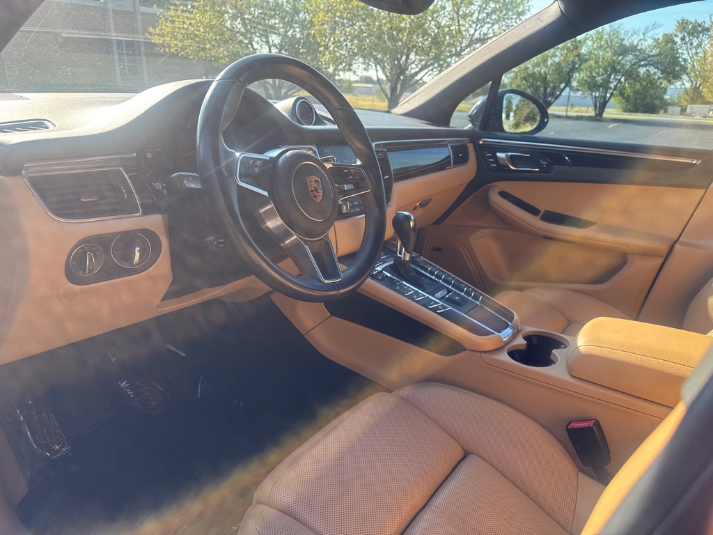 Photo 9 of this PORSCHE MACAN