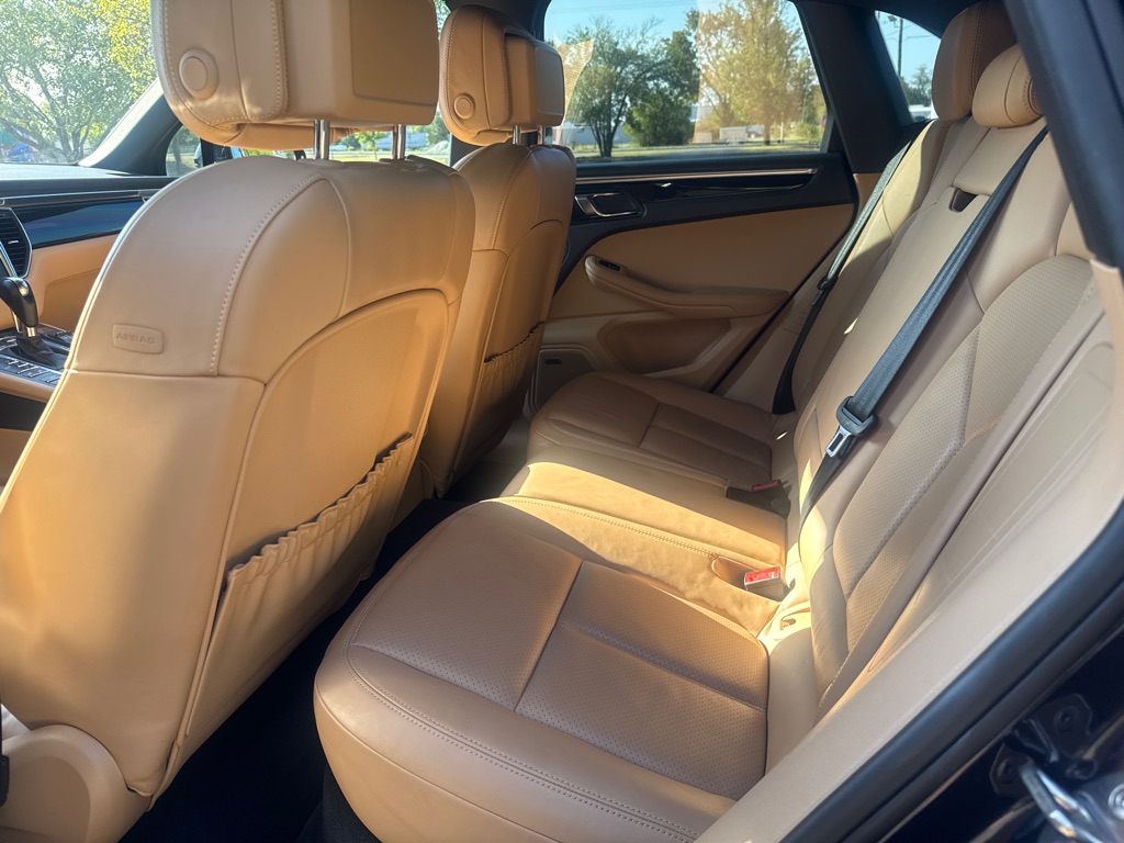 Photo 10 of this PORSCHE MACAN
