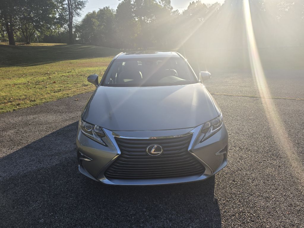 Photo 2 of this LEXUS ES
