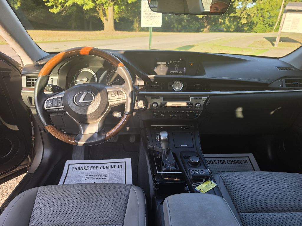 Photo 13 of this LEXUS ES