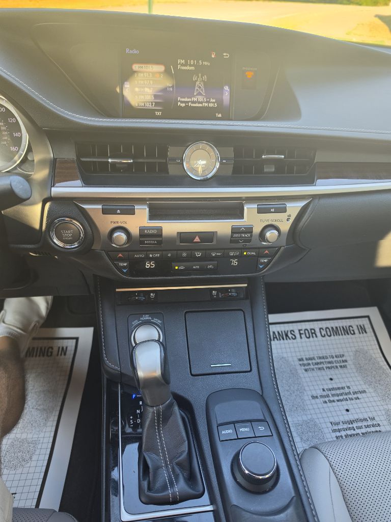 Photo 15 of this LEXUS ES