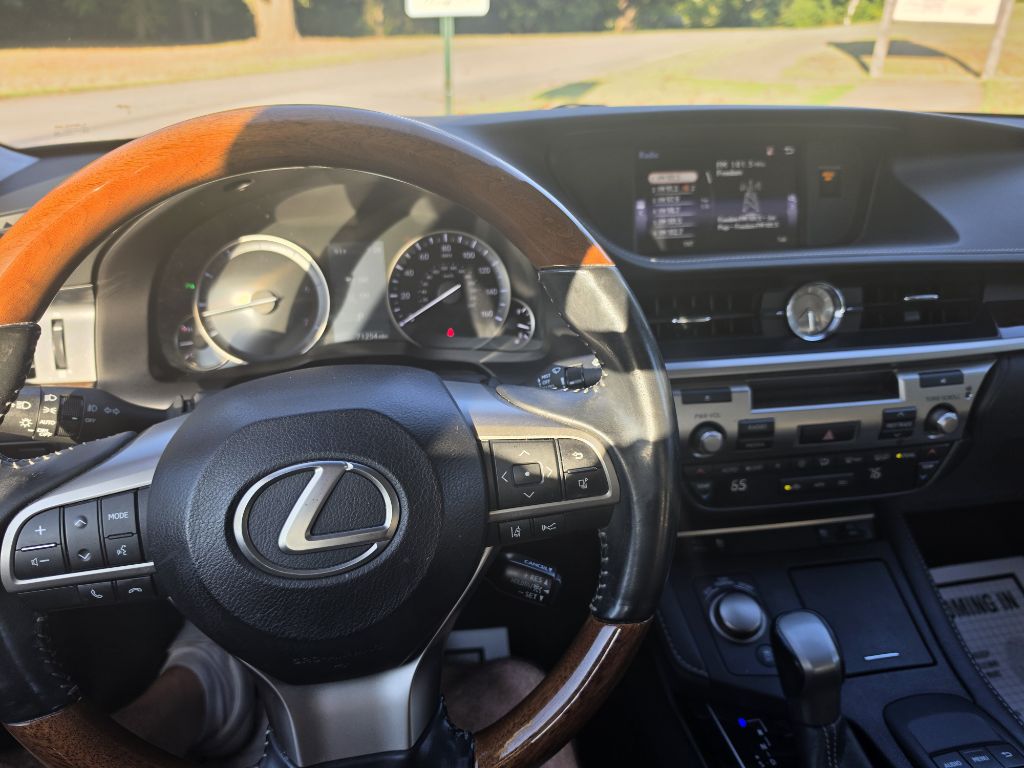 Photo 17 of this LEXUS ES