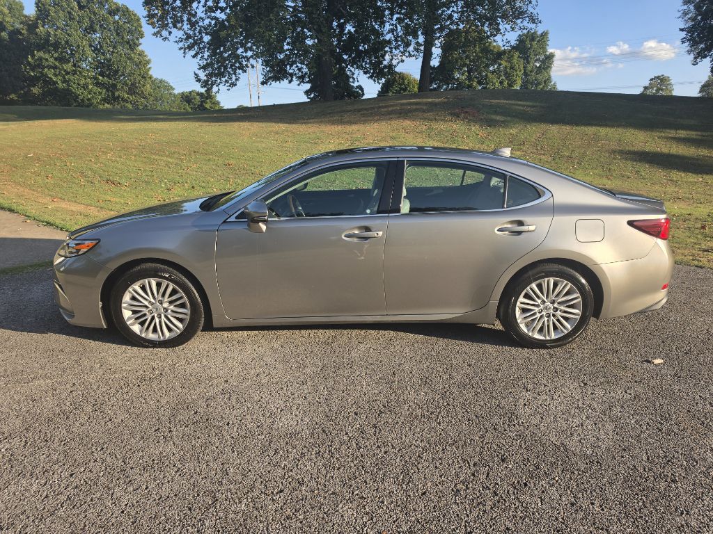 Photo 3 of this LEXUS ES