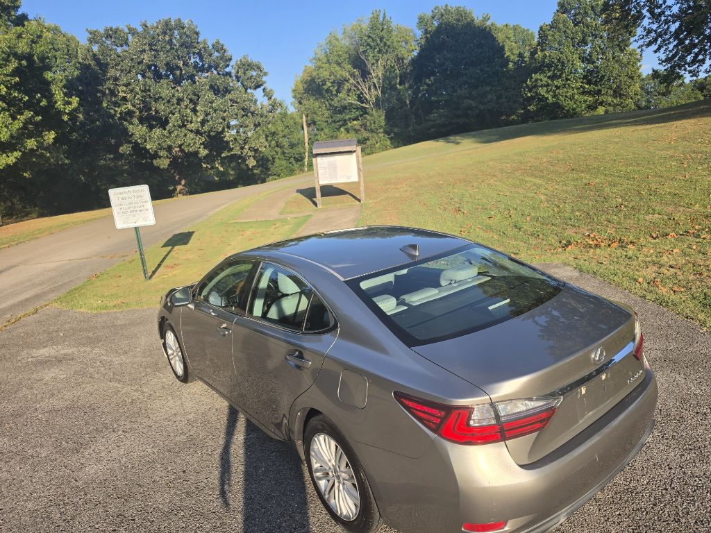 Photo 10 of this LEXUS ES