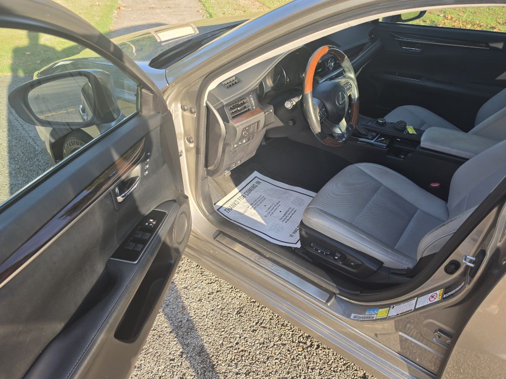 Photo 14 of this LEXUS ES