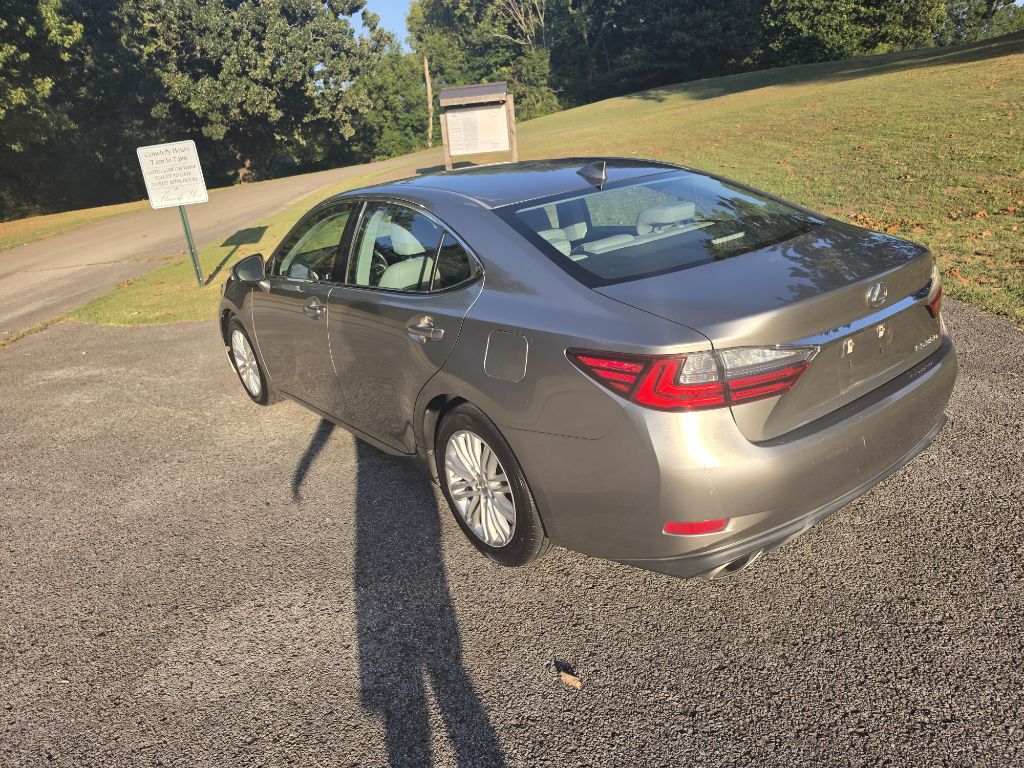 Photo 9 of this LEXUS ES