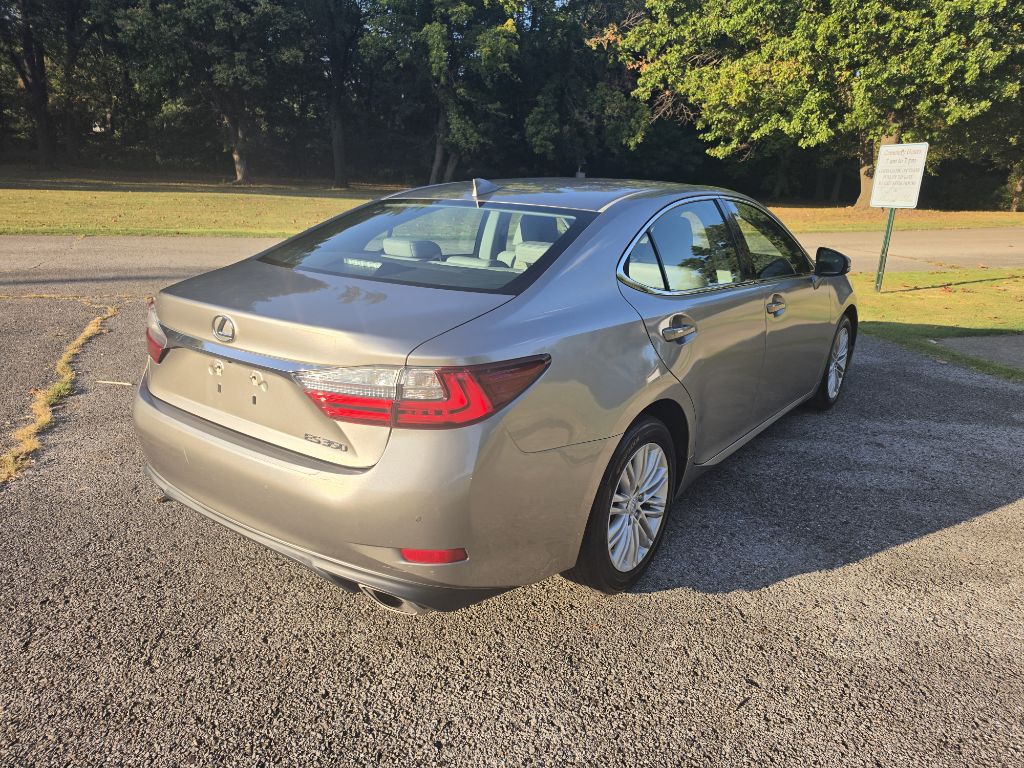 Photo 8 of this LEXUS ES