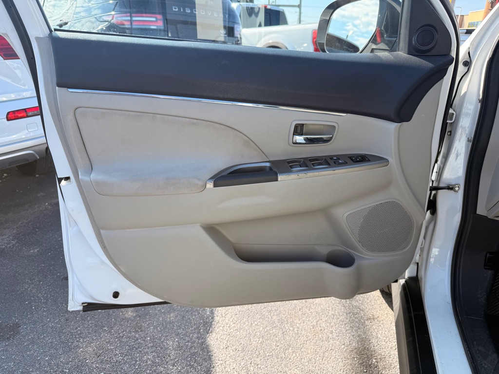 Photo 10 of this MITSUBISHI OUTLANDER SPORT