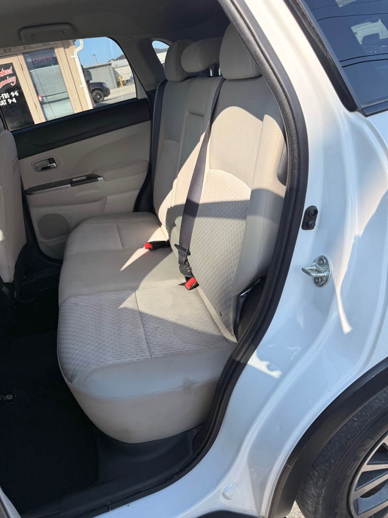 Photo 9 of this MITSUBISHI OUTLANDER SPORT