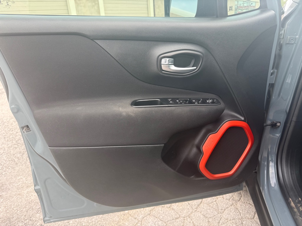 Photo 12 of this JEEP RENEGADE