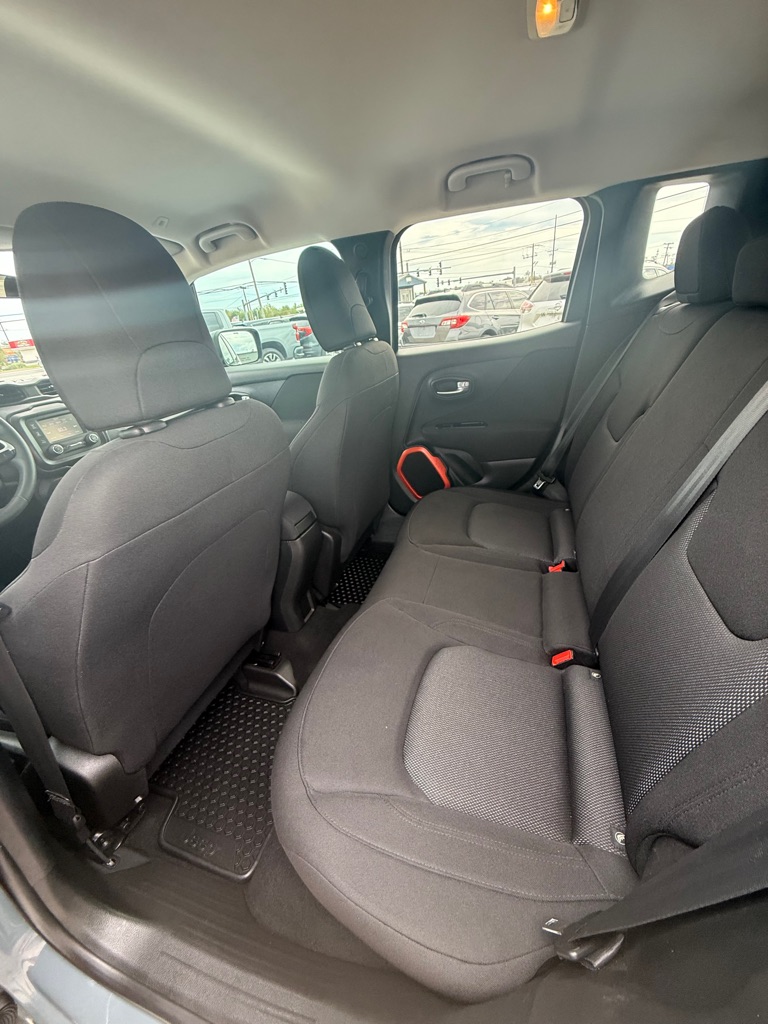 Photo 9 of this JEEP RENEGADE