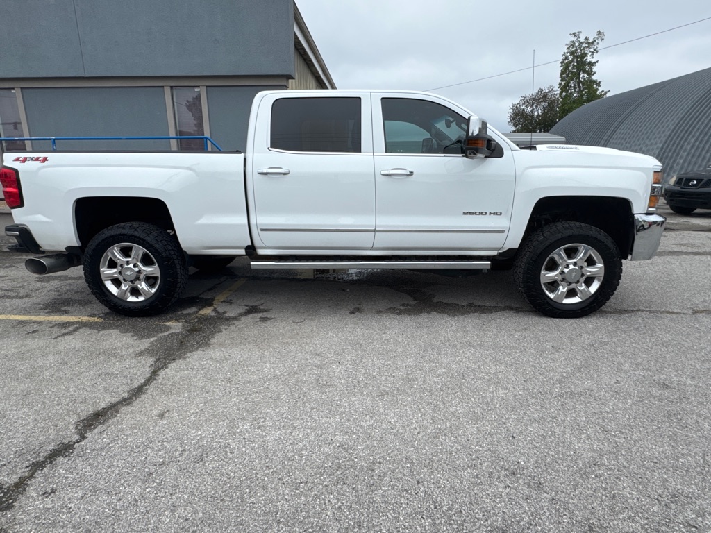 Photo 4 of this CHEVROLET SILVERADO 2500