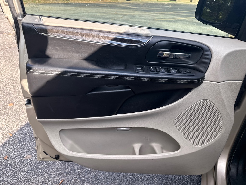Photo 11 of this CHRYSLER TOWN & COUNTRY