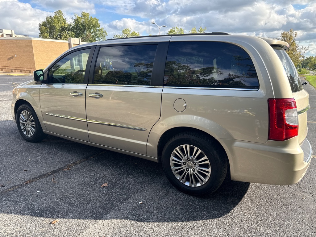 Photo 4 of this CHRYSLER TOWN & COUNTRY