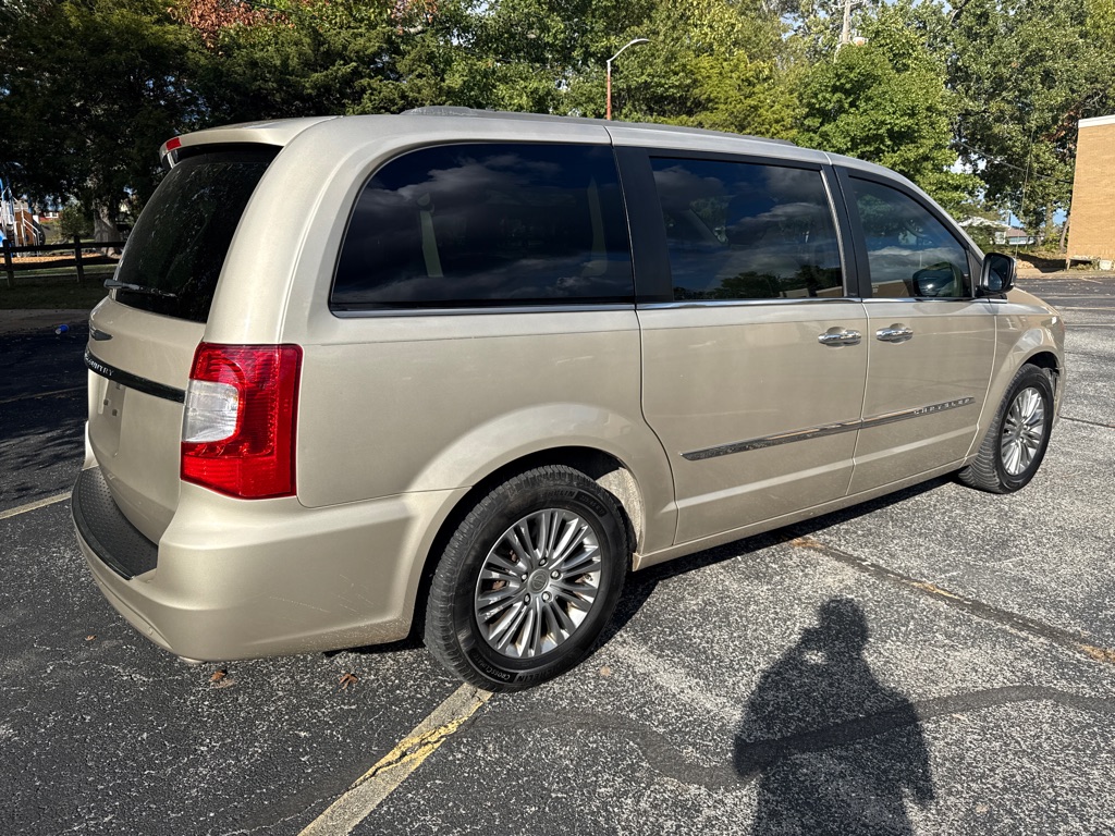 Photo 6 of this CHRYSLER TOWN & COUNTRY