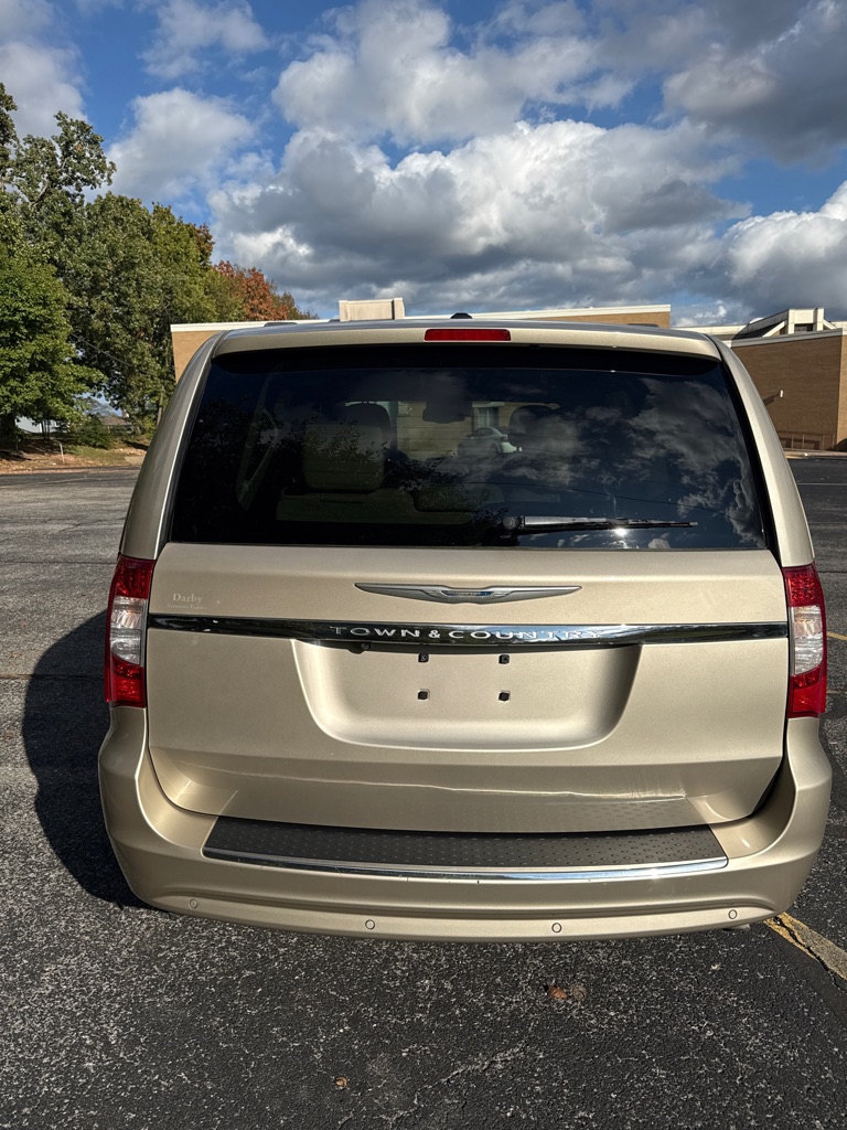 Photo 5 of this CHRYSLER TOWN & COUNTRY