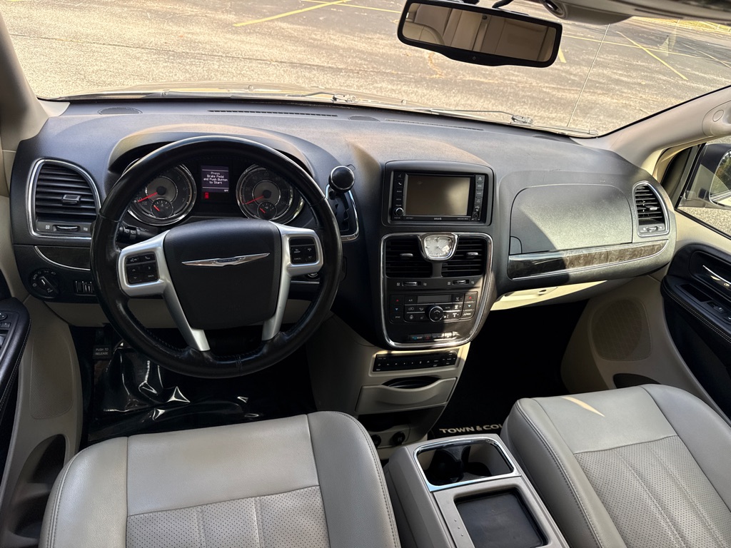 Photo 8 of this CHRYSLER TOWN & COUNTRY