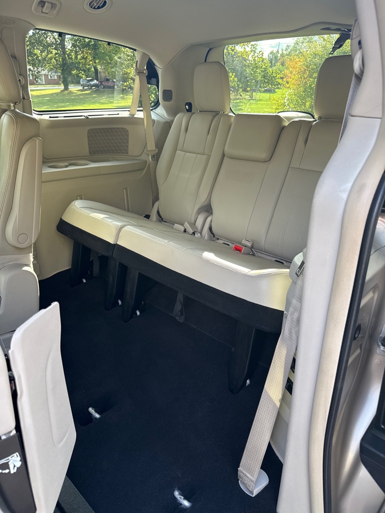 Photo 9 of this CHRYSLER TOWN & COUNTRY