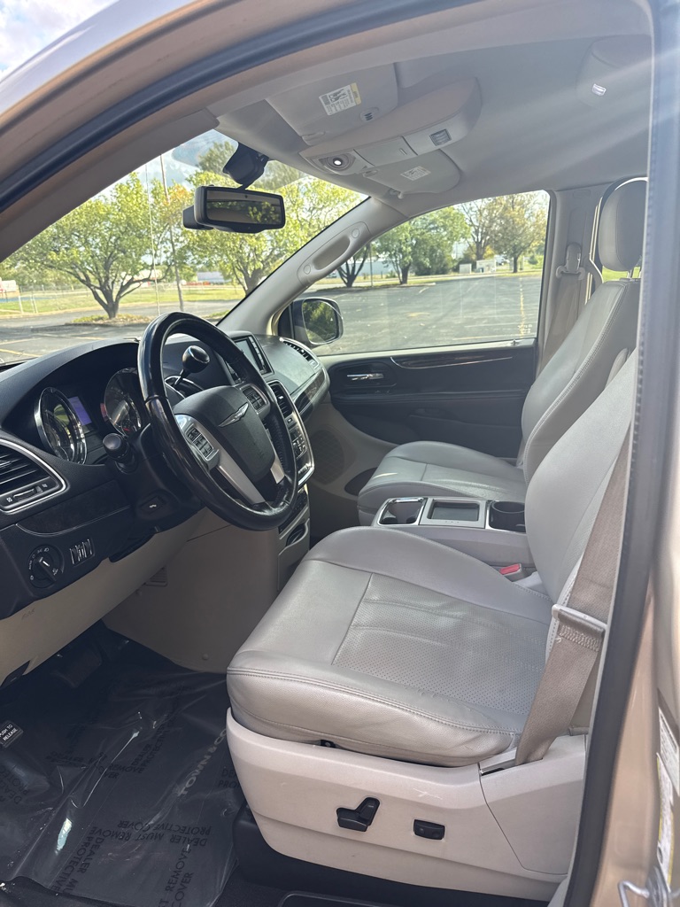 Photo 10 of this CHRYSLER TOWN & COUNTRY