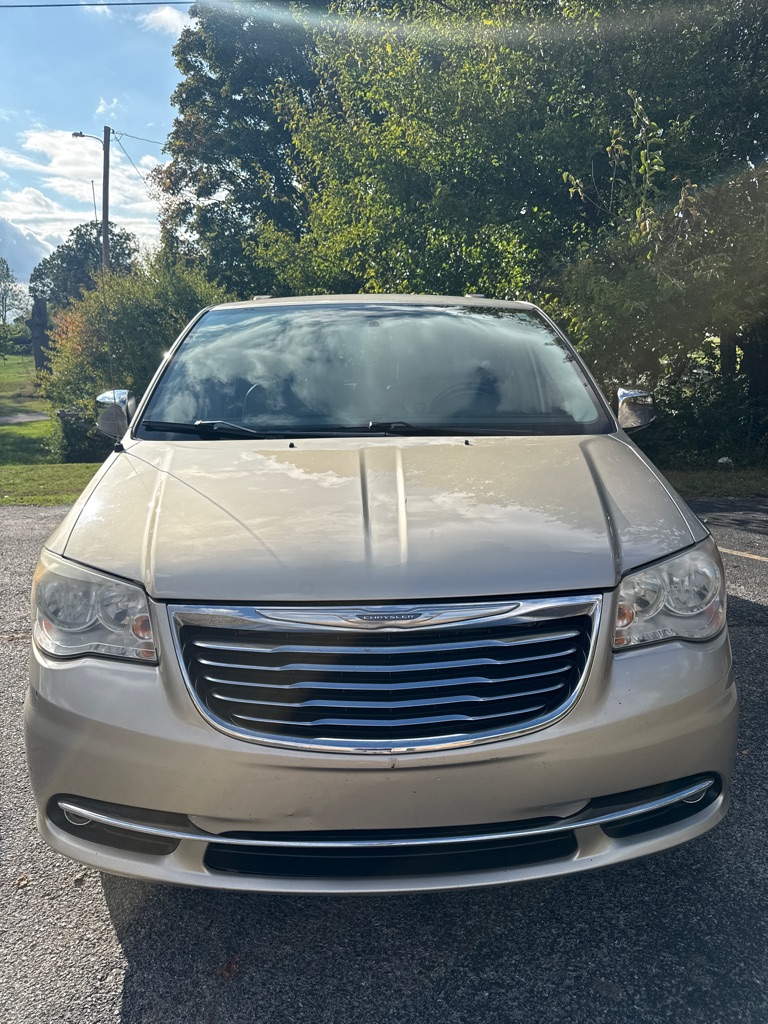 Photo 2 of this CHRYSLER TOWN & COUNTRY
