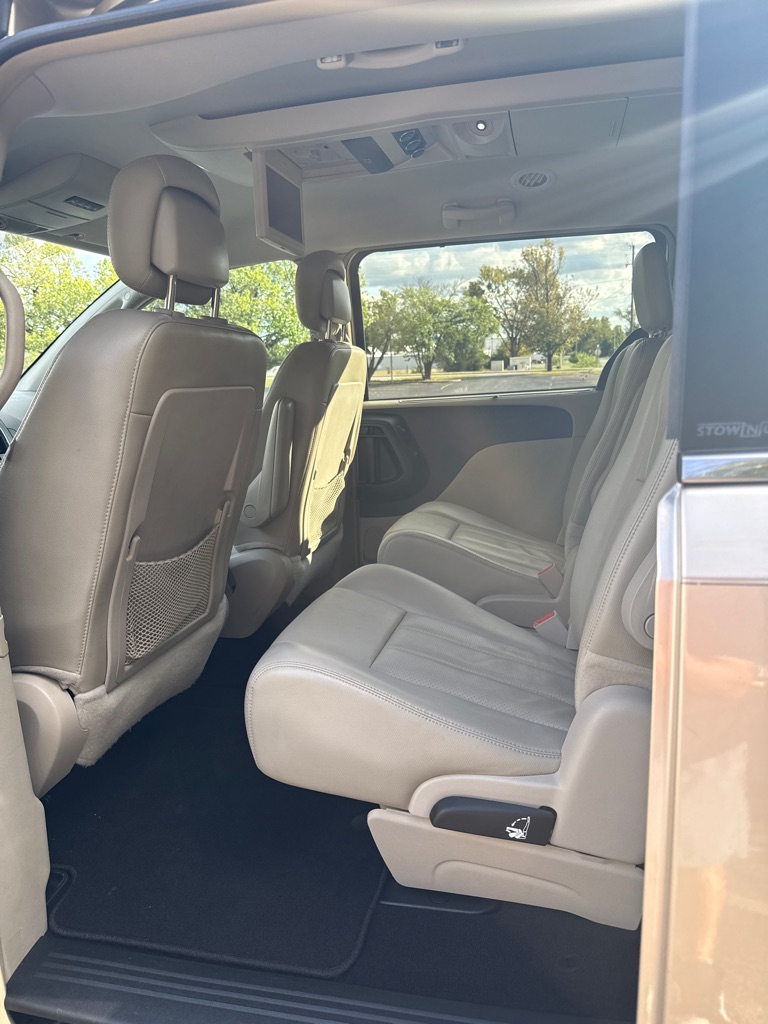 Photo 7 of this CHRYSLER TOWN & COUNTRY