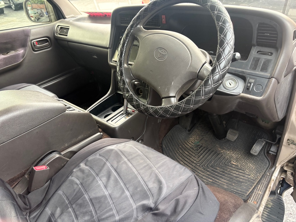 Photo 4 of this TOYOTA HIACE