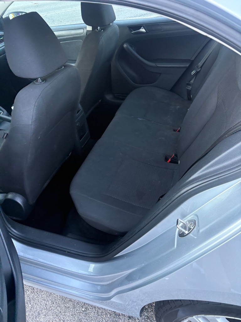 Photo 7 of this VOLKSWAGEN JETTA