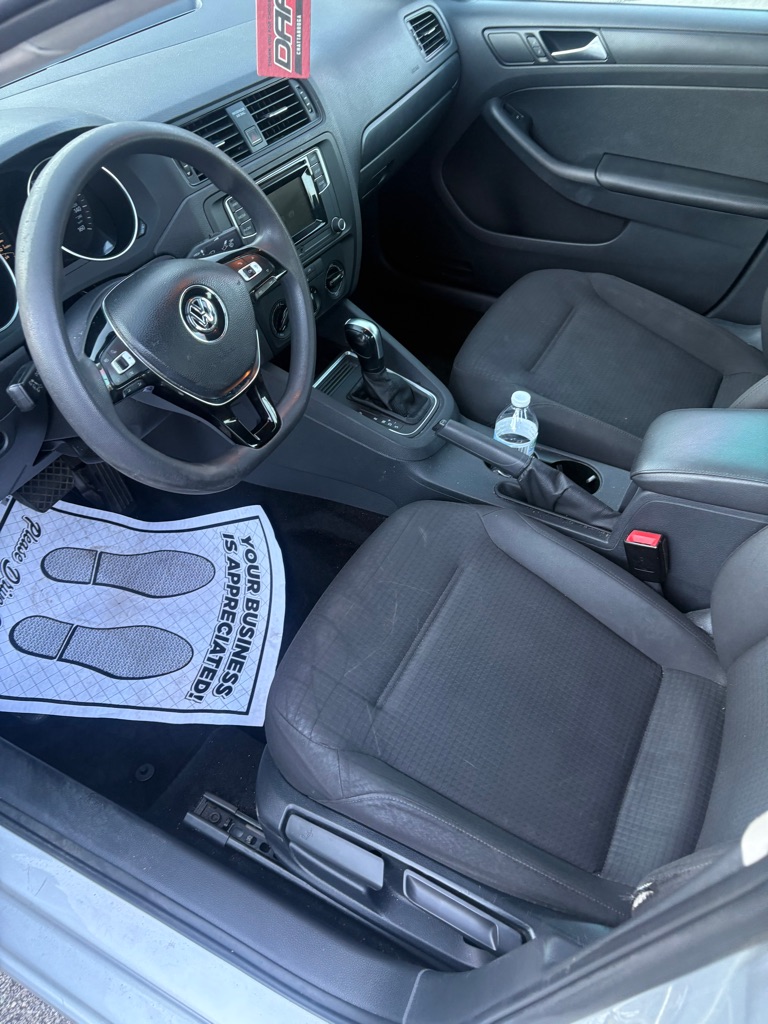 Photo 5 of this VOLKSWAGEN JETTA