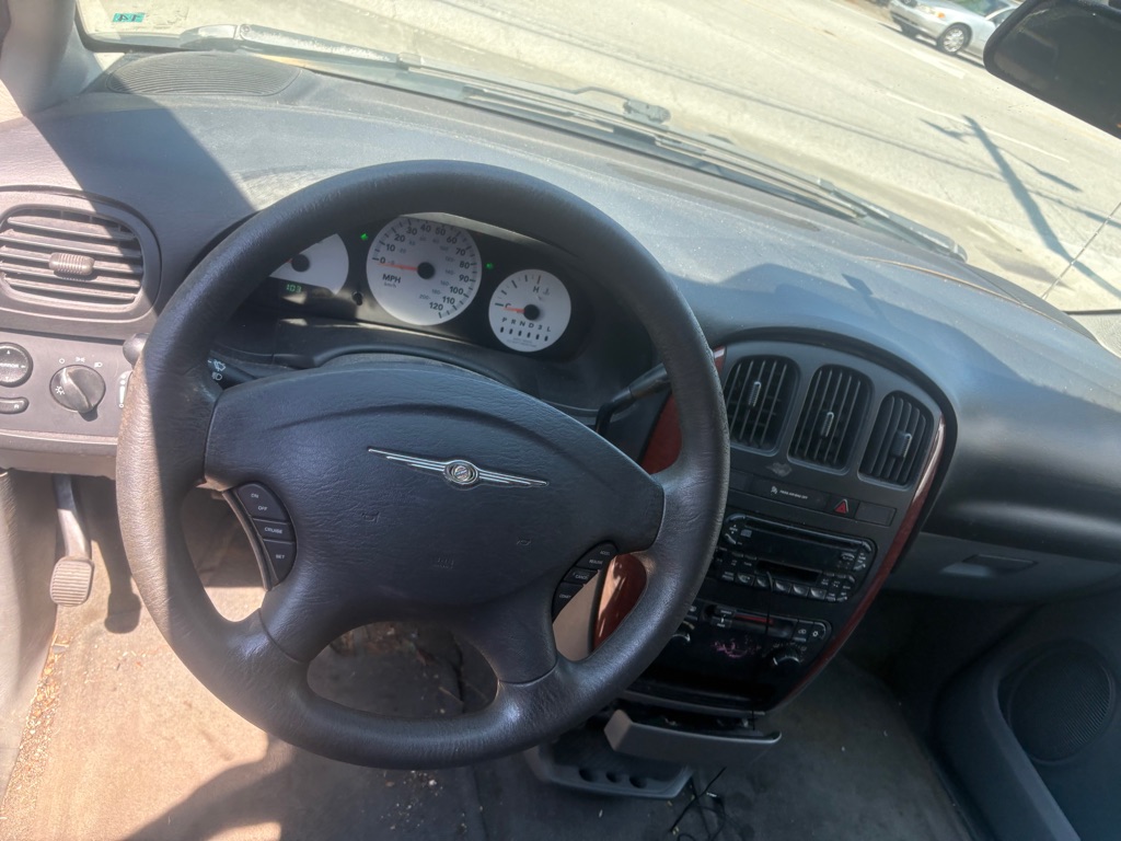 Photo 5 of this CHRYSLER TOWN AND COUNTR