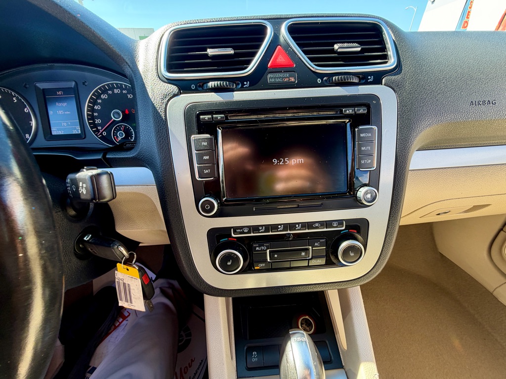 Photo 25 of this VOLKSWAGEN EOS