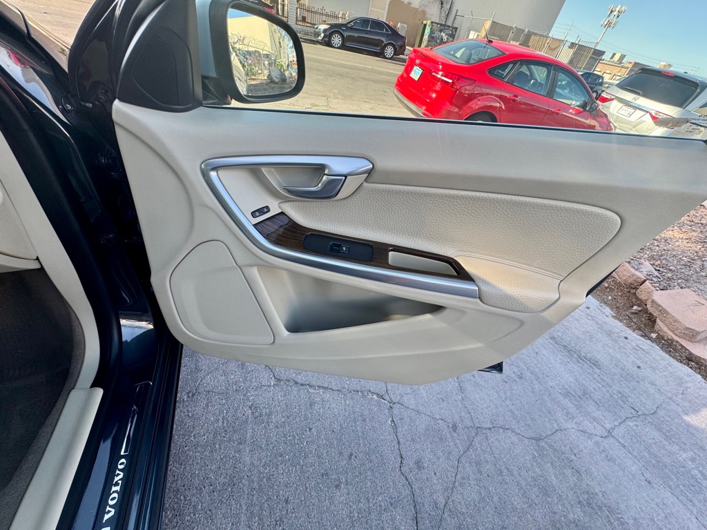 Photo 21 of this VOLVO S60