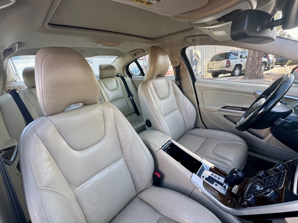Photo 23 of this VOLVO S60