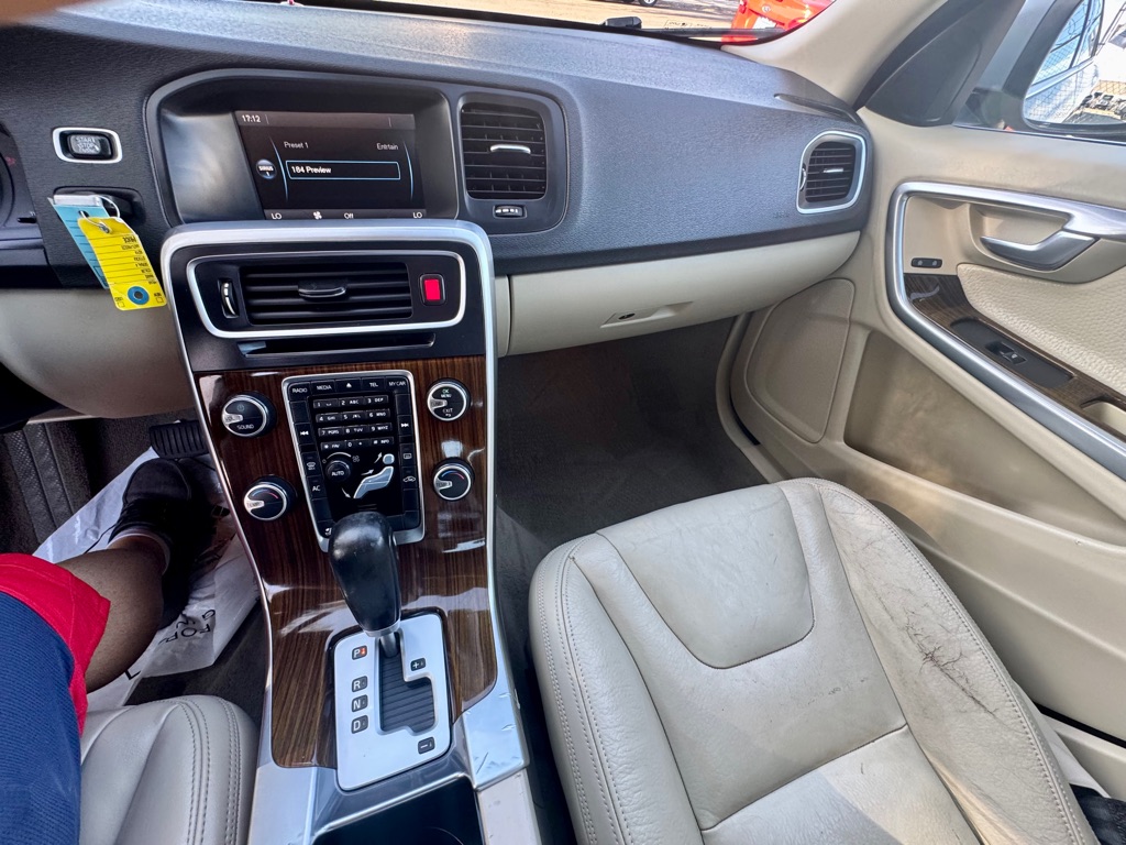 Photo 24 of this VOLVO S60