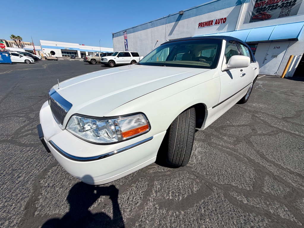 2003 Lincoln Town Car's photo
