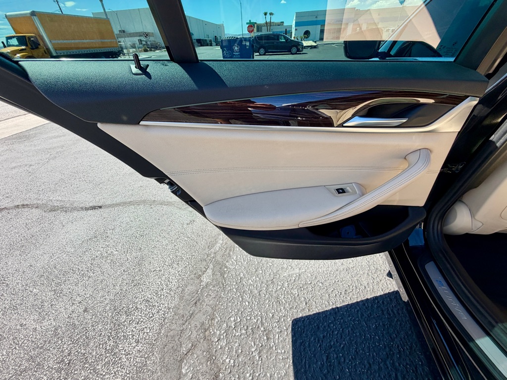 Photo 21 of this BMW 5 SERIES