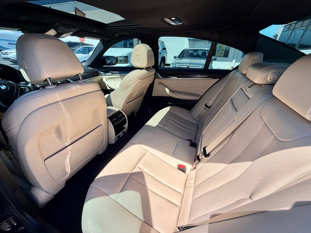 Photo 33 of this BMW 5 SERIES
