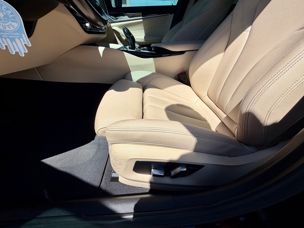 Photo 22 of this BMW 5 SERIES