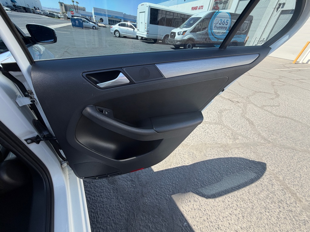 Photo 21 of this VOLKSWAGEN JETTA