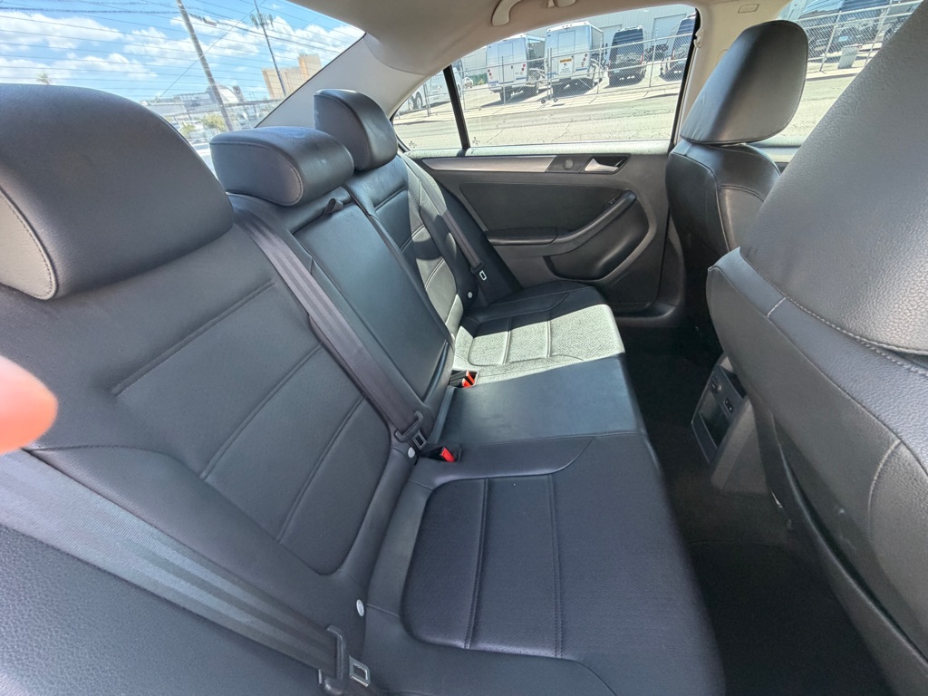 Photo 23 of this VOLKSWAGEN JETTA