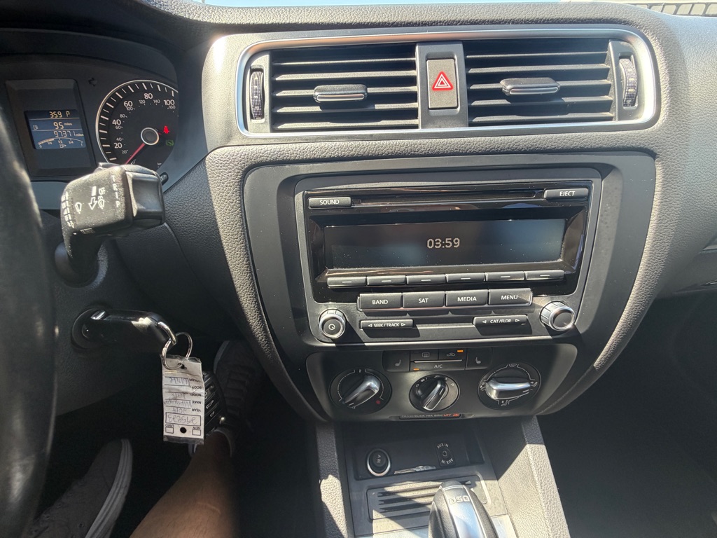 Photo 33 of this VOLKSWAGEN JETTA
