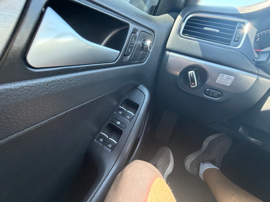 Photo 32 of this VOLKSWAGEN JETTA