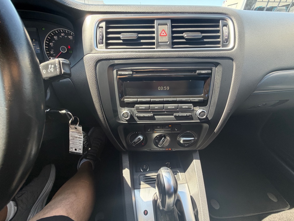 Photo 35 of this VOLKSWAGEN JETTA