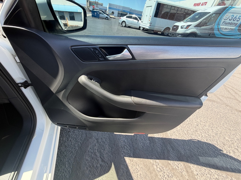 Photo 26 of this VOLKSWAGEN JETTA