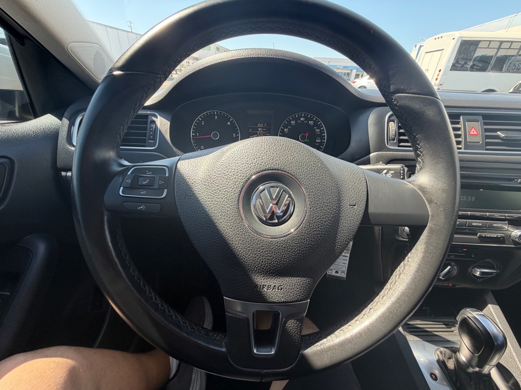 Photo 36 of this VOLKSWAGEN JETTA