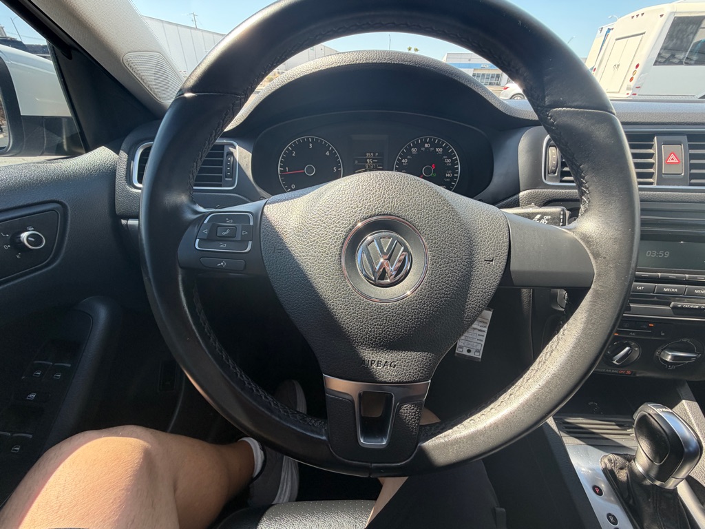 Photo 31 of this VOLKSWAGEN JETTA