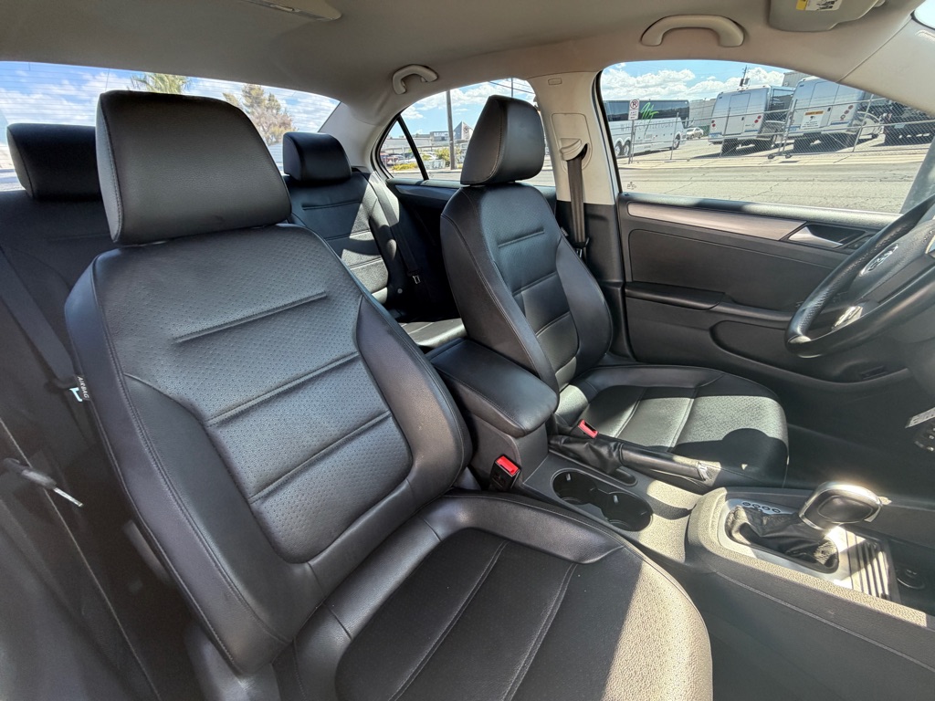 Photo 29 of this VOLKSWAGEN JETTA