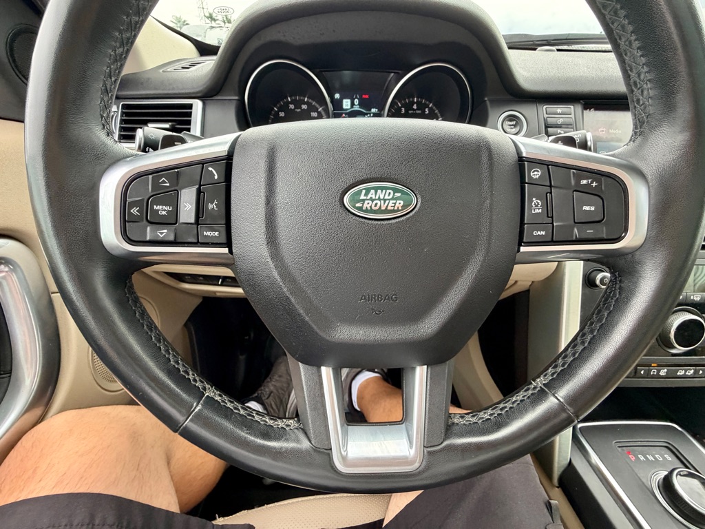Photo 38 of this LAND ROVER DISCOVERY SPORT