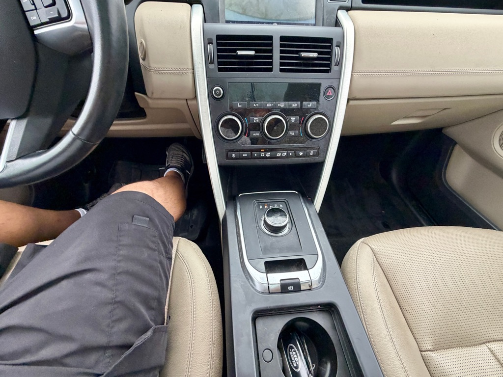 Photo 40 of this LAND ROVER DISCOVERY SPORT