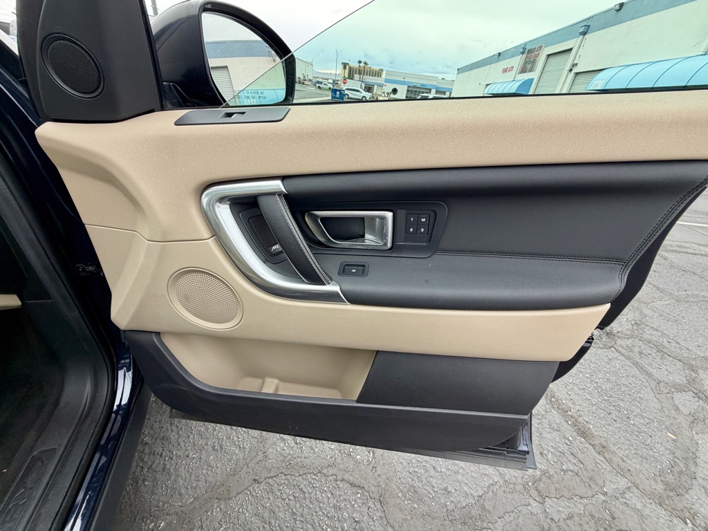 Photo 24 of this LAND ROVER DISCOVERY SPORT