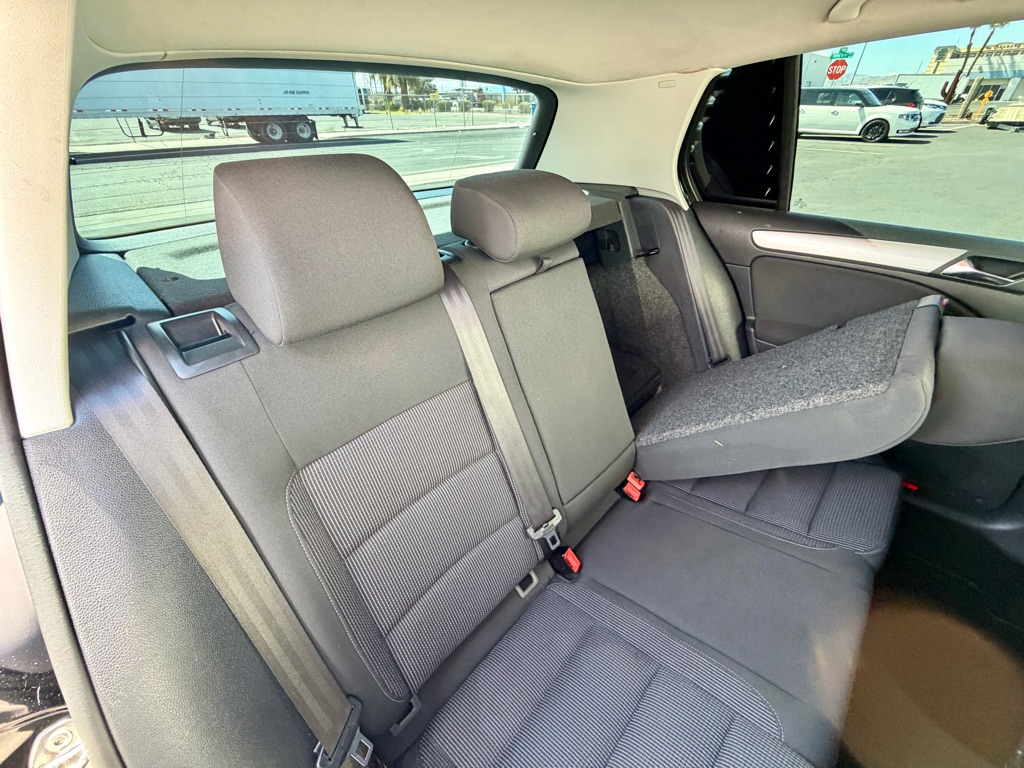 Photo 24 of this VOLKSWAGEN GOLF